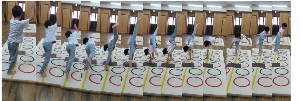 小学生側転紹介に戻ります！側転大１人目、身体が柔らかいことで自然と膝が伸びるY君、見ての通り意識しなくても自然とこうなる、柔軟めちゃくちゃ大事です！