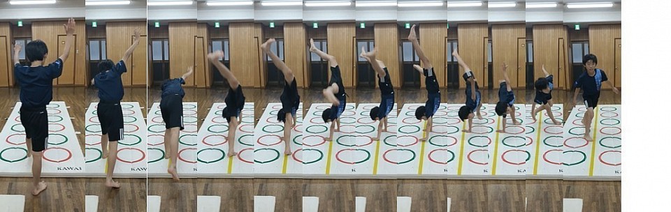 膝を伸ばす！と「意識する」ことで伸ばすことが出来たR君。こうやってみよう、あぁやってみようと考えて練習することはとても大切です！それでも若干の曲がりはやっぱり柔軟。。。