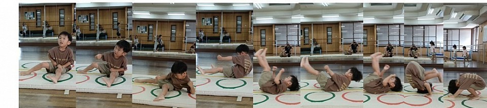 前転とはなんぞや！を十分理解している年少A君、腹筋に力を込めて必死に起き上がろうとしていることが握りしめる拳から伝わってきます！準備体操で毎回やる“ゆりかご”では何度も起き上がることが出来てるA君、きっと９月のテストに間に合わせてくるでしょう！