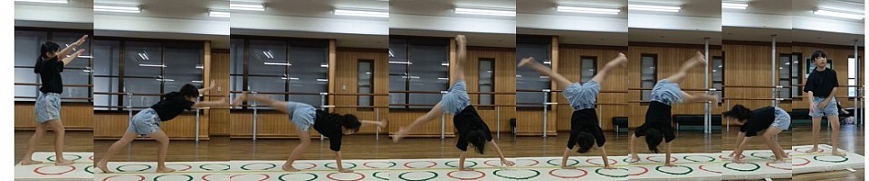 大きな側転に合格した子は写真のロンダートの練習を開始します。ちょっと膝が曲がってたり身体がまっすぐ真上に伸びて回転していないと側転を合格にはしません。Iちゃん、じっくり時間をかけてここまで仕上げました。在籍期間が長く何度もテストを経験すると難易度はどんどん上がります。写真の感じだったら大丈夫！テスト頑張ってね♪