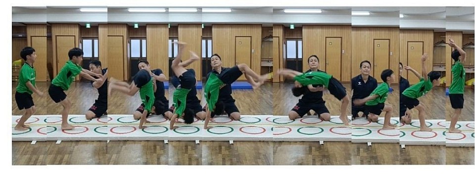 右から左に見て下さい。教室で2人目、バク転練習中の3年生T君、日に日に上達していて何回かに1回は補助なしで回れております。安定感を上げて次回テストまでにマスターしてもらう予定で反復練習中！