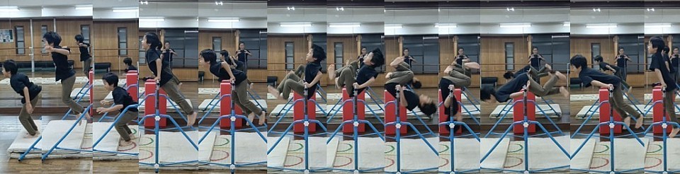 小学生クラスの保護者様、ほぼ全員ご観覧されてるので子供達がどれくらいこの技に苦労しているかお分かりかと思います。前方支持回転、１発で真似してしまう、おそるべし１年生J君！