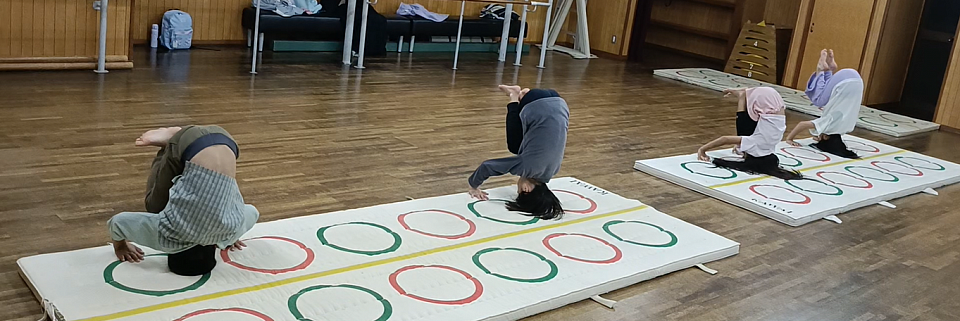 ３点倒立でぴくりとも動かない４人、反復練習の結果強い身体を手に入れました！こうなると次の段階へ進めます！