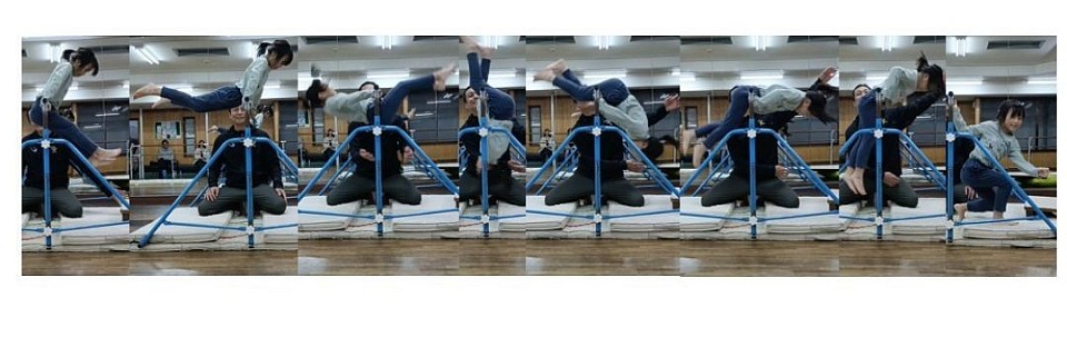 1年生Hちゃん、「後方支持回転(空中逆上がり)」成功！体重が軽く筋力があるから簡単に出来ます！