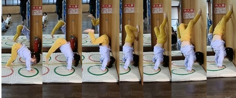 年少Yちゃん壁倒立！一旦頭をついてから筋力で引き上げるパワーを持ってます！年少で出来る確率かなり低い動きが出来てます。