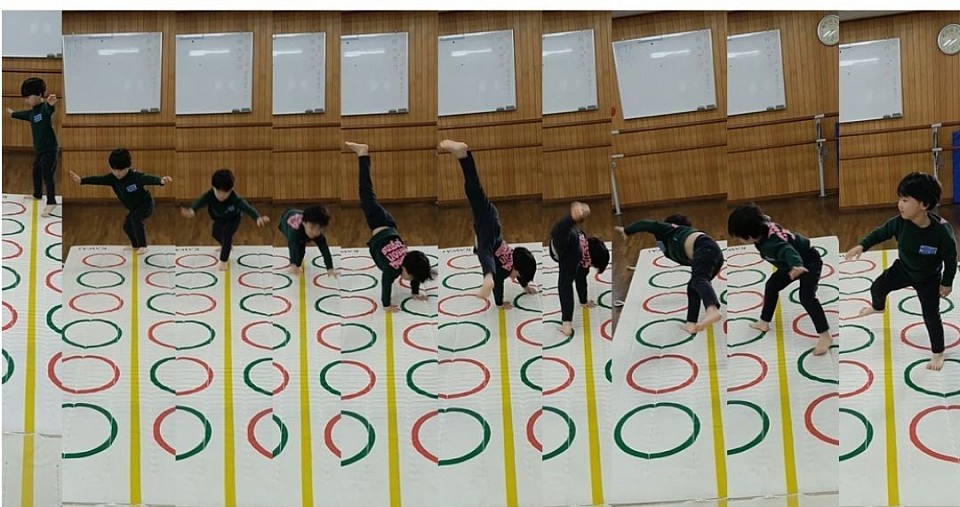 年中S君、若干斜め回り？！膝は伸びてますよ！何回かに1回くらいの確率でこんな側転回ってます！！再来週からテスト始まります！本日も特訓！