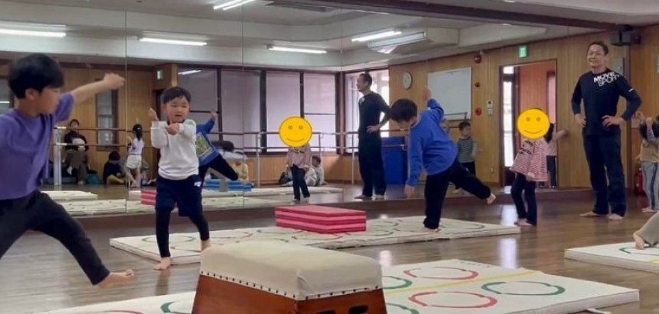 側転練習中の幼児クラス、活気あります！体験もいっぱい！4月もたくさん体験ご予約いただいてます！3月4月はご都合や転勤などサヨナラも多い月なんですが、新たなスタート、出会いの方がさらに多い…！！月曜日は6月？！そろそろご案内出来そうてす♪