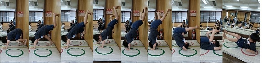 年中K君「壁倒立前転」、筋力で壁をよじ登り前転をする、一定の力がないと出来ない動作、成長してる証拠です！