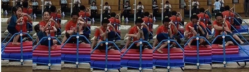 鉄棒「足抜き回り」足を鉄棒につけて１回転、までは１人で出来ました！その後マットを蹴ってさらに１回転で手を離してしまった年小Sちゃんですが日々成長してます！