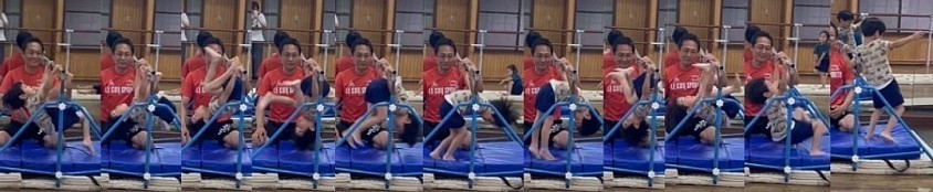 「足抜き回り」ベストな蹴り位置からの蹴りと、回転感覚、鉄棒の基本技ですが慣れない子にとっては大変…、見事マスター年長H君！