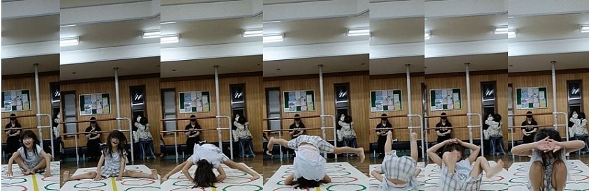 右から左に見て下さい。Kちゃん頭の上で指を組むように構えてます。手は耳の横、ではなく当教室ではこの後転練習を多用します。マットを押す場所はここにあるからです！